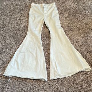 Free People Mid Rise Cream Bell Bottom Flare jeans, Sz 29R